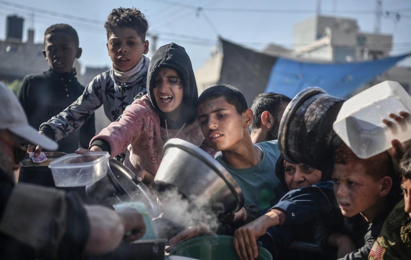 Genocida v Gaze - Děti v Pásmu Gazy čekající na jídlo během humanitární krize