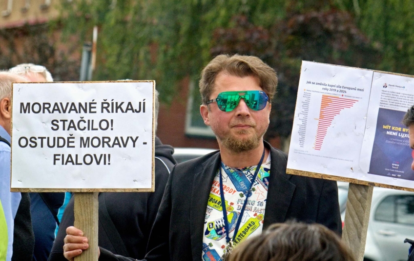 Petr Fiala ostuda Moravy – takový vzkaz zazněl při premiérově návštěvě Ostravy. Demonstranti kritizovali vládu kvůli aférám i ignoranci regionu. Foto: Vladimír Michna Petr Fiala ostuda Moravy – demonstranti v Ostravě drží transparenty a žádají demisi vlády. Foto: Vladimír Michna