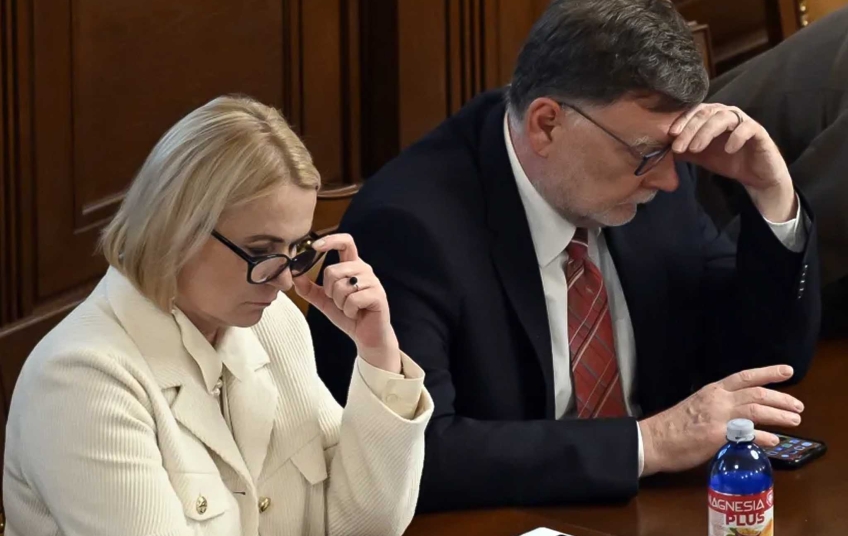 Fialova vláda opět přežila hlasování o nedůvěře – ministři vlády během jednání ve sněmovně