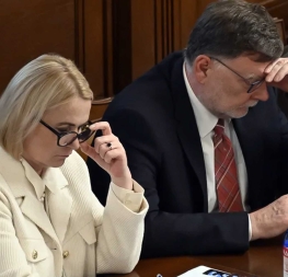 Fialova vláda opět přežila hlasování o nedůvěře – ministři vlády během jednání ve sněmovně