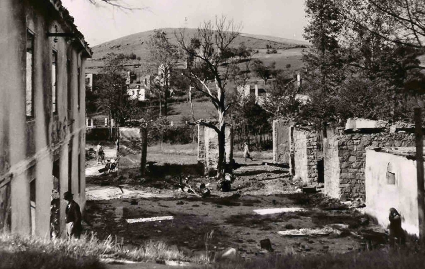 Vyvraždění obce Ležáky – pozůstatky vypálené osady po nacistickém útoku v roce 1942