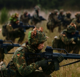 Německá militarizace v praxi – němečtí vojáci Bundeswehru při polním cvičení se zbraněmi G36