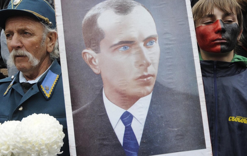 Portrét Stepana Bandery nesený jeho stoupenci na pietní akci. Stepan Bandera je považován za kontroverzní symbol ukrajinského nacionalismu.