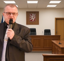 Proces s Ivanem Kratochvílem - Ivan Kratochvíl v popředí prázdné soudní síně během procesu s vyloučením veřejnosti