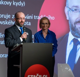Seznam útočí na Vidláka – tisková konference hnutí Stačilo! s Danielem Sterzikem