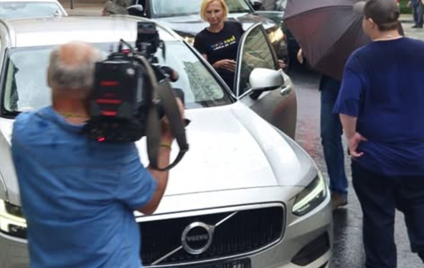 Kateřina Konečná u vozu bez SPZ po útoku v Plzni – opakovaná šikana před kamerami