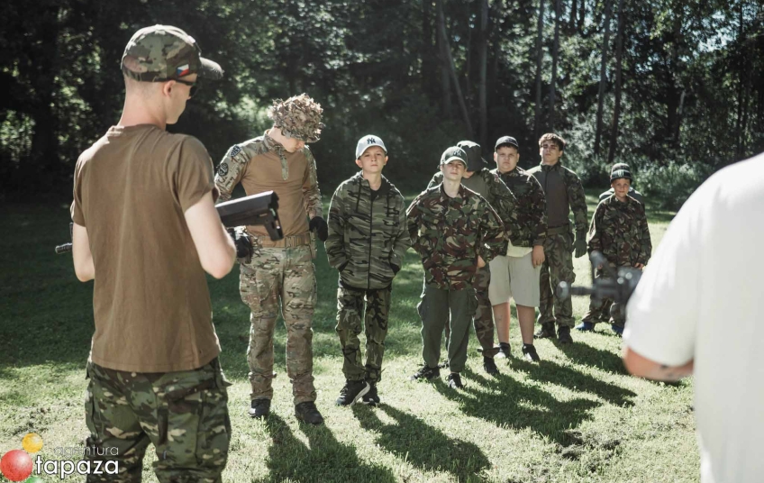 Militarizace ukrajinské mládeže – ukrajinští školáci na branném cvičení se zbraněmi
