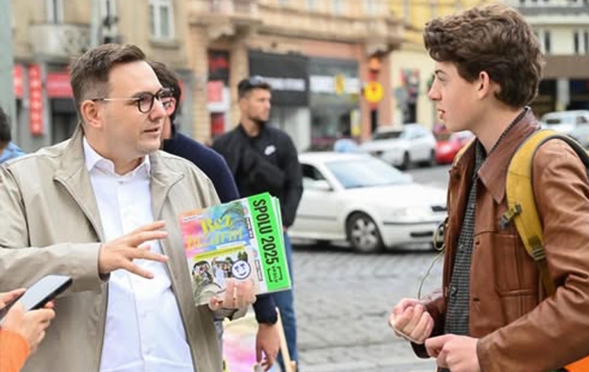 an Lipavský v předvolební kampani. Obrázek ilustruje klesající oblíbenost vládních politiků.