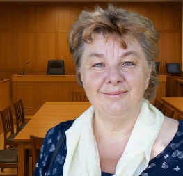 Martina Bednářová v české soudní síni, kde komentuje svůj odsuzující rozsudek a kritizuje stav právního státu v České republice