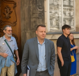 Odsouzení Zdeňka Vydry – Jindřich Rajchl s podporovateli před soudní budovou