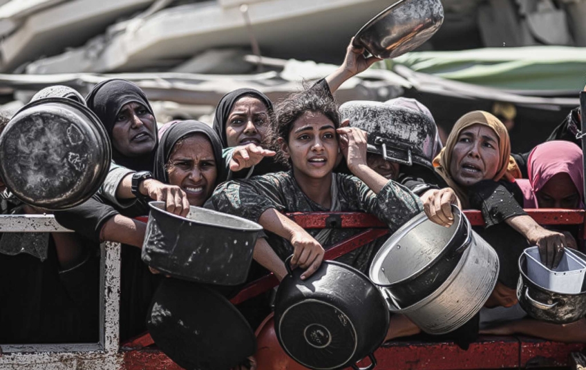 Genocida v Gaze – palestinské ženy čekající na potravinovou pomoc uprostřed humanitární krize