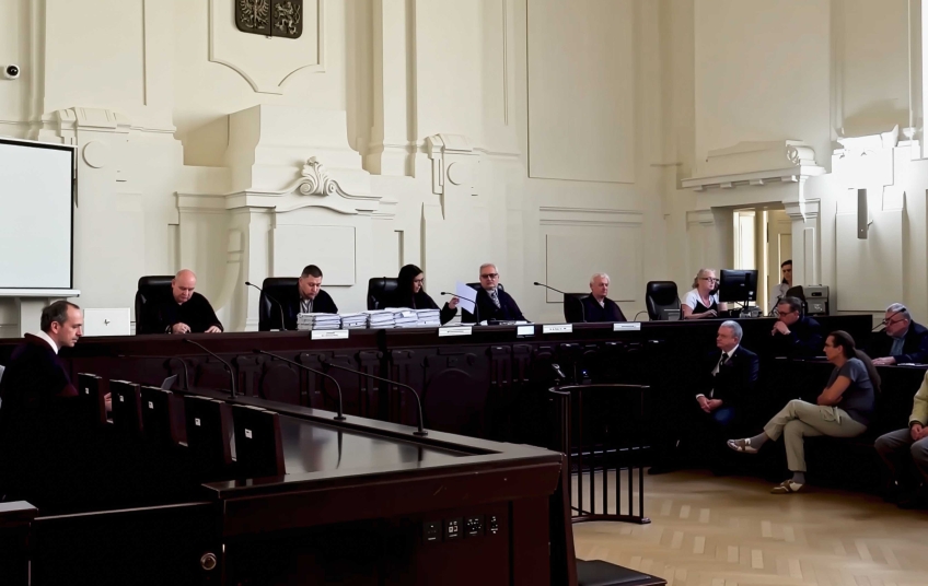 Soudní líčení s Ivanem Kratochvílem – pohled na soudní senát během odročeného procesu