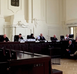 Soudní líčení s Ivanem Kratochvílem – pohled na soudní senát během odročeného procesu