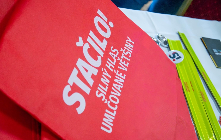 Mediální útok na Stačilo! – propagační materiály hnutí Stačilo na stole -ilustrační fotografie