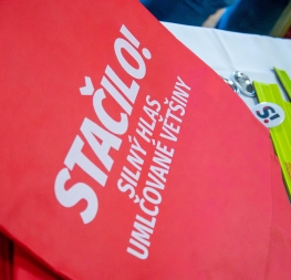 Mediální útok na Stačilo! – propagační materiály hnutí Stačilo na stole -ilustrační fotografie
