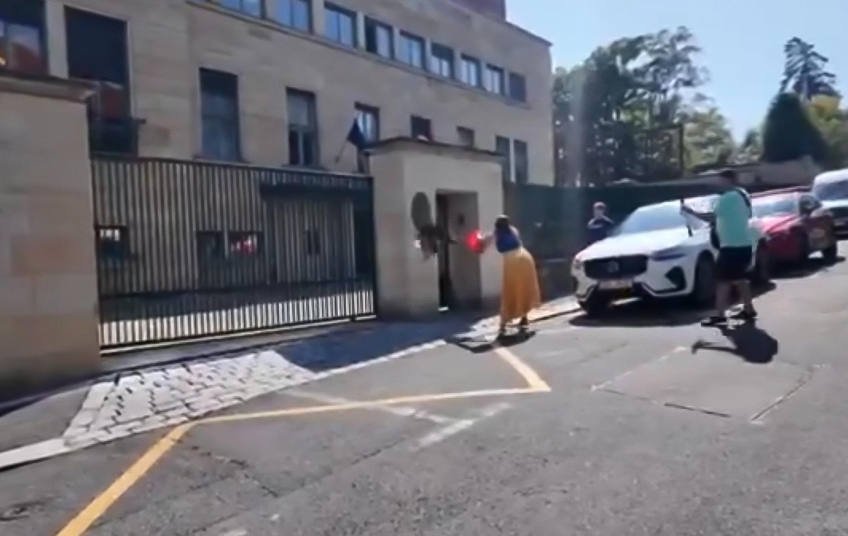 Oganesjanův gang při útoku na maďarskou ambasádu v Praze během provokační akce