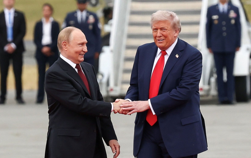 Donald Trump přivítal Vladimira Putina na summitu Putina a Trumpa na Aljašce vřelým podáním ruky. Foto: Kevin Lamarque, Reuters Summit Putina a Trumpa na Aljašce – Vladimir Putin a Donald Trump si podávají ruce při setkání v Anchorage