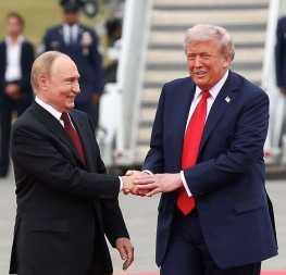 Summit Putina a Trumpa na Aljašce – Vladimir Putin a Donald Trump si podávají ruce při setkání v Anchorage