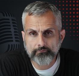 Otakar Foltýn – portrét vládního koordinátora strategické komunikace před podcastovým pozadím s mikrofonem a červenými prvky