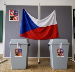 Volt podal žaloby – ilustrační fotografie volební místnosti s volebními urnami a českou vlajkou