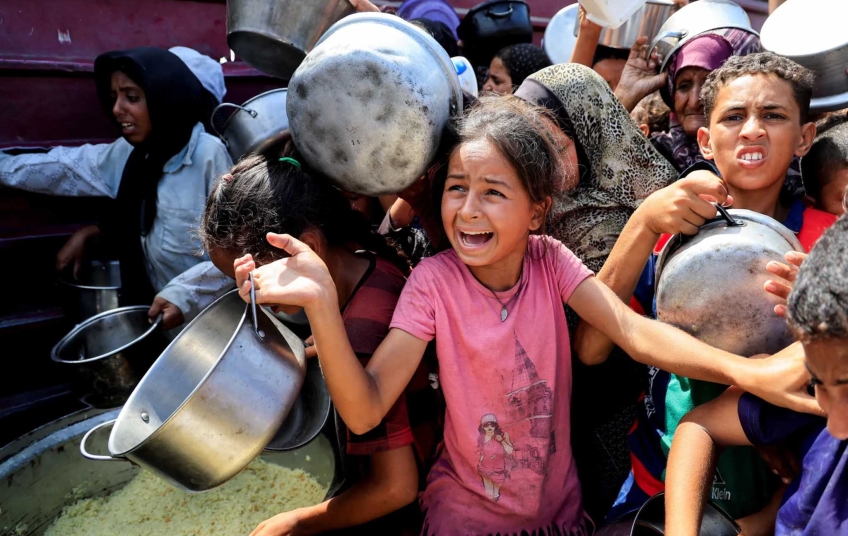 Hladomor v Gaze: děti čekají s prázdnými hrnci na jídlo uprostřed humanitární krize.