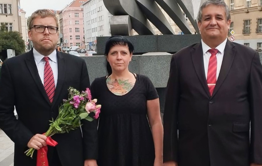 Foto z FB profilu Milana Krajči Milan Krajča, Petra Prokšanová a Petr Šimůnek z KSČM uctili památku hrdinů Slovenského národního povstání při 81. výročí na náměstí Svobody v Praze.