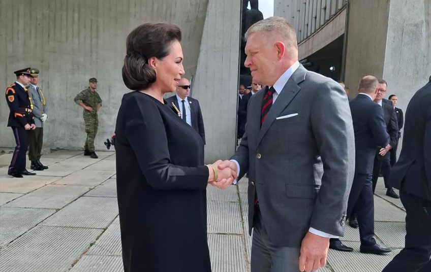 Jana Bobošíková se zdraví s premiérem Robertem Ficem při oslavách 81. výročí Slovenského národního povstání v Banské Bystrici