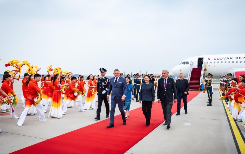 Zdroj: fb Robera Fica Robert Fico v Pekingu pri oficialnim privitani na letisti pred oslavami 80. vyroci konce druhe svetove valky