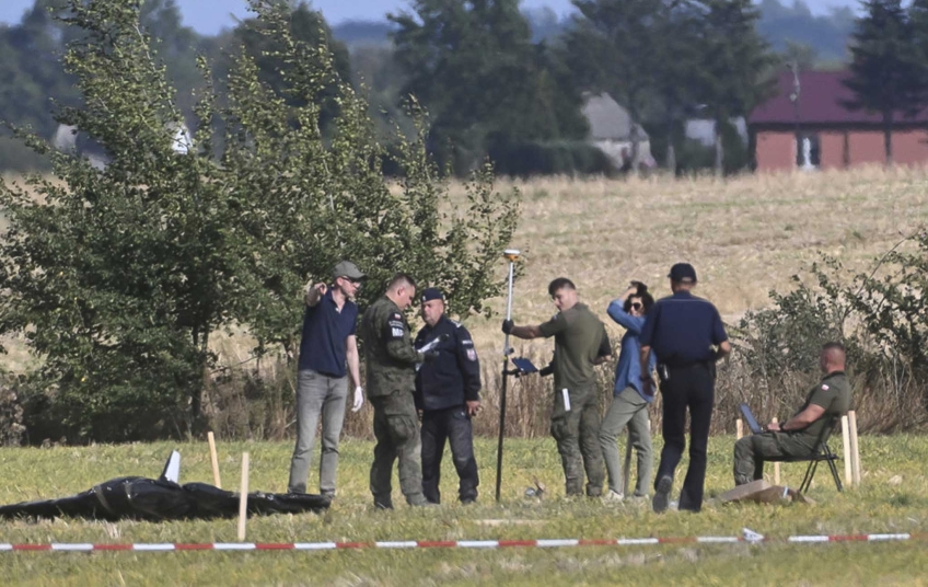 Polská armáda a policie zajišťují trosky dronu po incidentu – drony v Polsku, září 2025