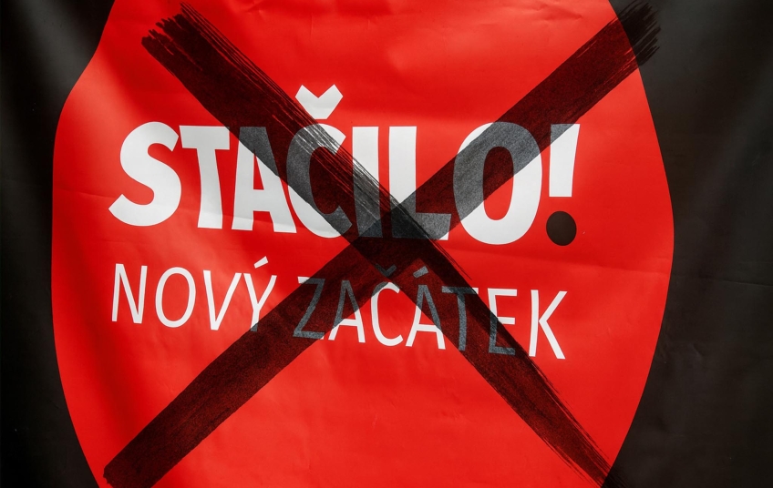 Ilustrační obrázek k tématu plán na odstavení Stačilo – symbol hnutí Stačilo překrytý motivem zákazu a zrušení.