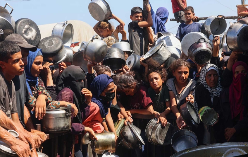 Izrael páchá genocidu: palestinské děti a rodiny v Gaze čekají s prázdnými hrnci na jídlo