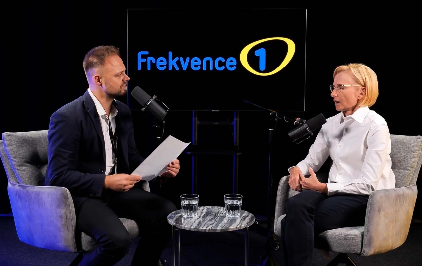 Kateřina Konečná, lídryně hnutí Stačilo, v rozhovoru Press Klubu na Frekvenci 1 s moderátorem Jakubem Weinlichem.
