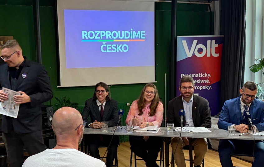 Ilustrační foto strany Volt na tiskové konferenci – Volt znovu hrozí soudem