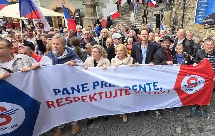 Demonstrace Pane prezidente, respektujte volby před Pražským hradem s transparentem a českými vlajkami
